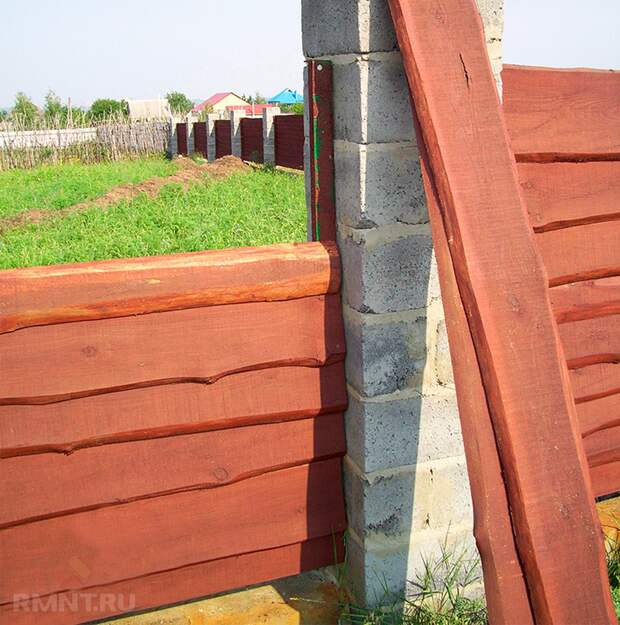 Как построить недорогой забор из необрезной доски