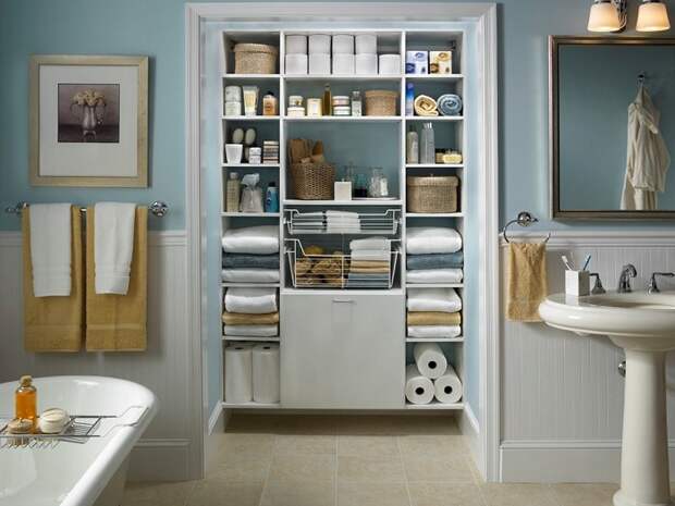 Небольшой стеллаж хорошо дополнит интерьер ванной комнаты и позволит держать под рукой часто используемые предметы.