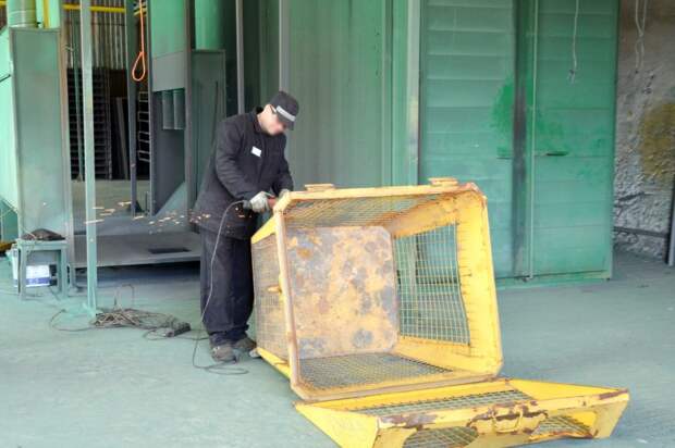 Заключённые симферопольской колонии отремонтируют контейнеры для раздельного сбора мусора