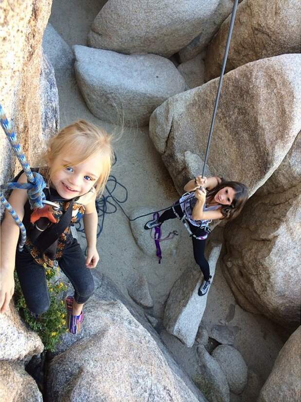 Эта маленькая девочка покоряет скалы вместе со своей мамой девочка, скалы