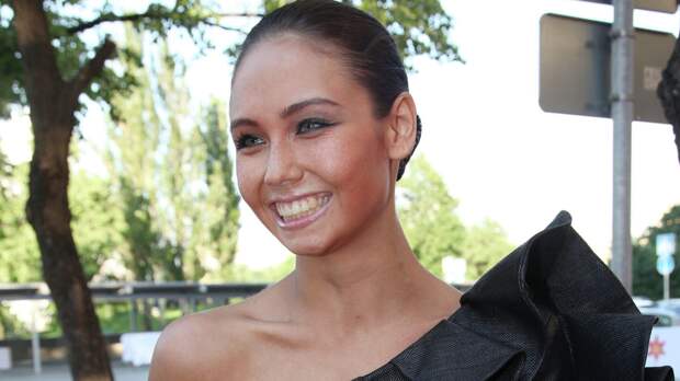 Экс-гимнастка Ляйсан Утяшева снялась в облегающем топе и мини-юбке