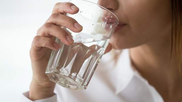 Эксперты объяснили, может ли питьевая вода повлиять на сон