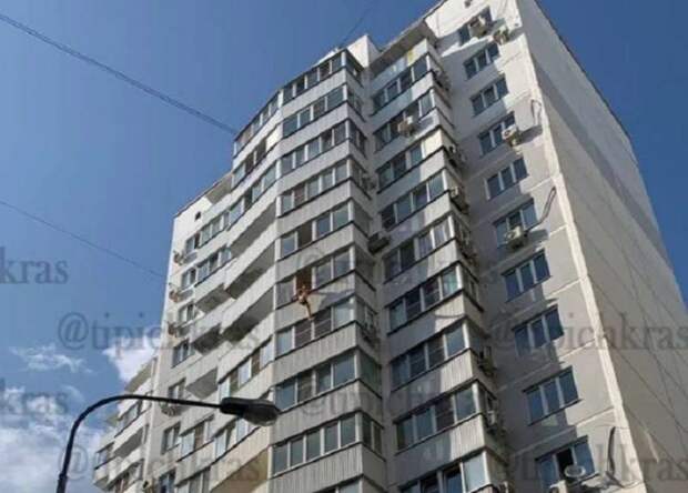 Парень в Краснодаре напал на медиков скорой помощи и выпал из окна 10 этажа