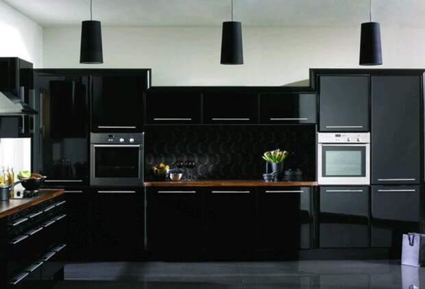 Чёрная мебель на кухне сделает её более светлой.