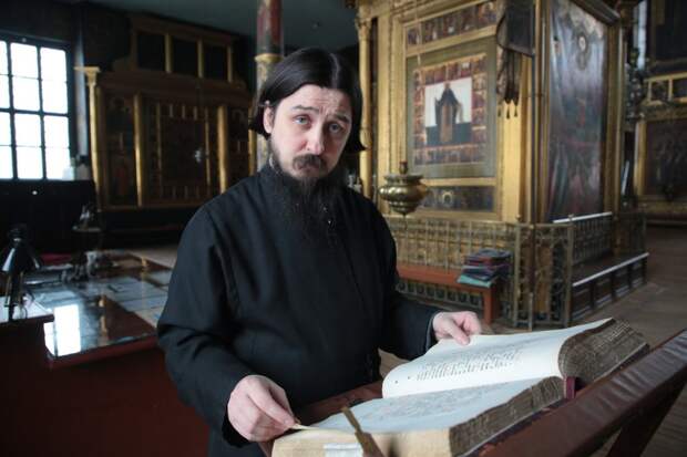 Священник Покровского кафедрального собора на Рогожском Василий Андроников. Фото: Андрей Дмытрив