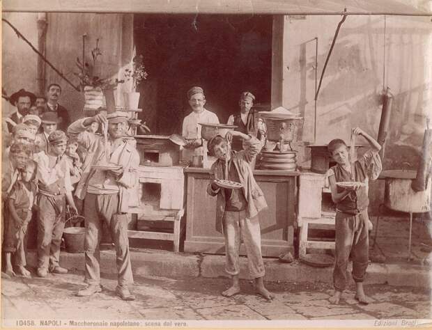 Brogi,_Carlo_(1850-1925)_-_n._10458_-_Napoli_-_Macchronaio_napoletano_-_Scena_dal_vero.jpg Brogi,_Carlo_(1850-1925)_-_n._10458_-_Napoli_-_Macchronaio_napoletano_-_Scena_dal_vero.jpg