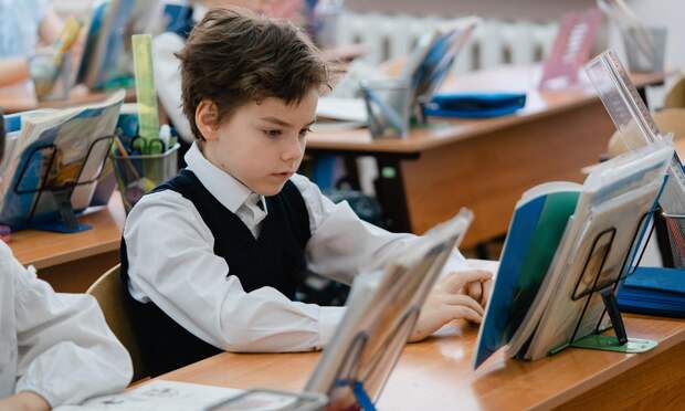 Роскачество нашло в популярных марках школьной формы опасный токсин