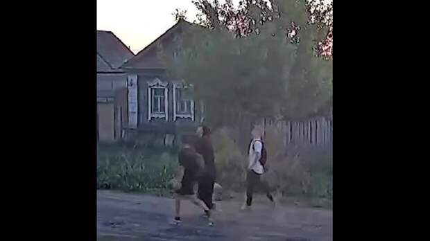 Удар током по детям в Чапаевске, Самарской области. Удочкой достали до высоковольтных проводов. Двое детей сейчас в тяжелом состоянии.