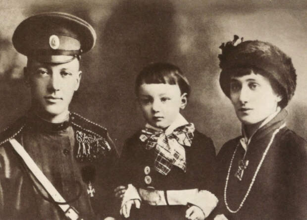 Лев Гумилев с родителями, 1916 год.jpg