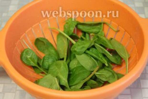 Промыть шпинат и дать стечь воде.