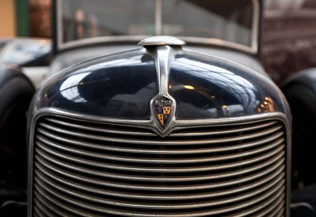 Фотоочет о посещении Бельгийского королевского автоклуба. Часть 2 - Шильдики (20 фото)