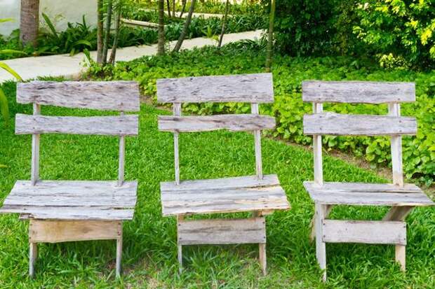 Три деревянных стула