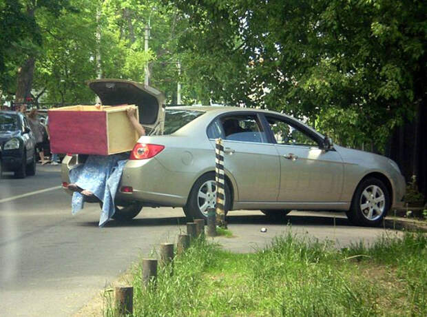 Жена поедет в багажнике со шкафчиком. | Фото: Pikabu.