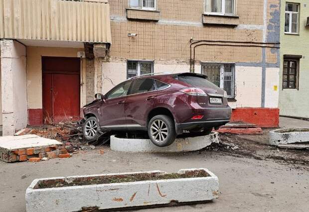 Lexus впечатался в подъезд жилого дома на северо-западе Москвы