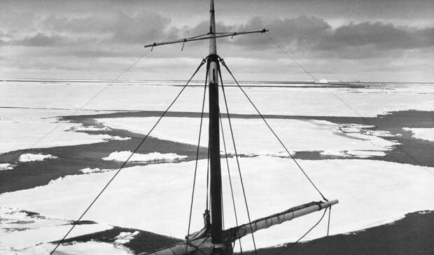 Корабль медленно дрейфовал, повинуясь движению льда. 27 октября 1915, Шеклтон решил, что обшивка больше не выдержит и дал приказ покинуть «Эндьюранс» — в этот раз, навсегда.