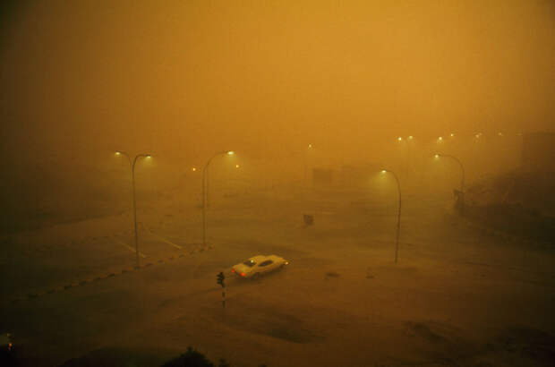 58. Одинокий автомобилист сражается со штормом из песка и дождя. Кувейт, май 1969 national geographic, история, природа, фотография