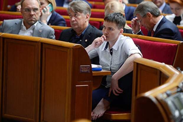 Босая Савченко в зале Верховной Рады пугает коллег запахом ног Босая Савченко в зале Верховной Рады пугает коллег запахом ног