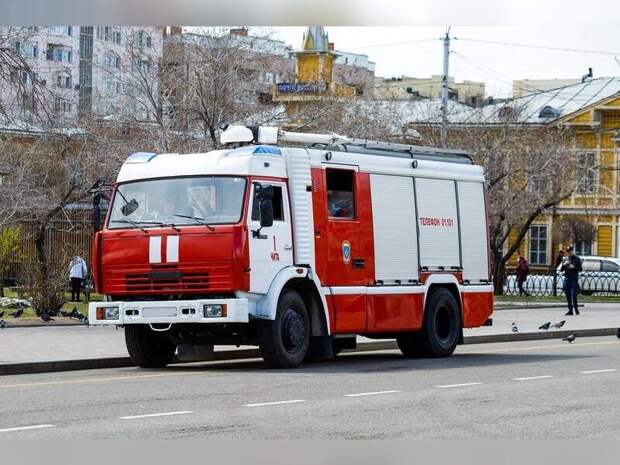 Пожарные ликвидируют возгорание двухэтажного здания в Чите