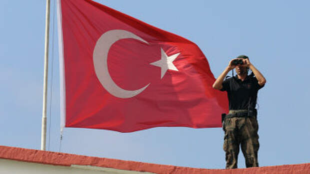Турецкий военный на фоне флага