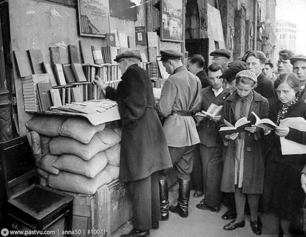 Аналогичное фото. Судя, по всему постановка. 1941, москва, прогулка