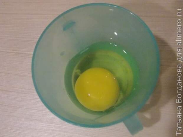 В яичном белке вода. Зеленоватый белок в курином яйце. Яйцо белок яйца зеленого цвета. Салатовый яичный белок.