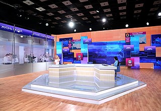 Перед началом программы «Прямая линия с Владимиром Путиным».