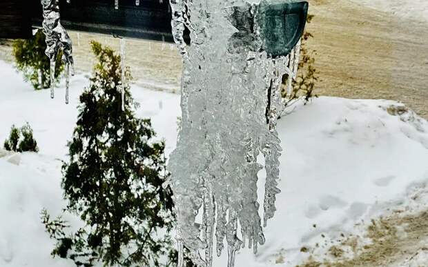 Рязанцы стали чаще жаловаться на сосульки и глыбы льда на крышах