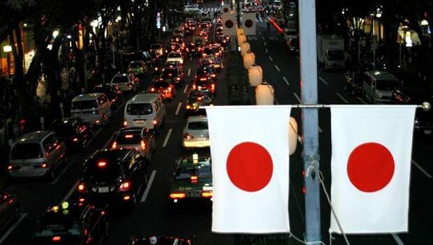 Флаги Японии на улице Токио, архивное фото