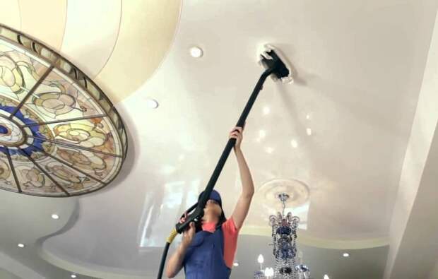 https://luxury-house.org/wp-content/uploads/chtoby-natyazhnoy-potolok-blestel-chistotoy-nuzhno.jpg