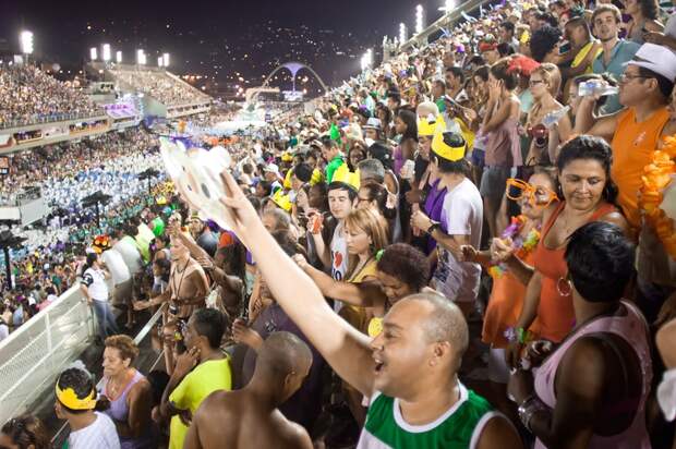 Зрители на карнавале в Рио-Де-Жанейро
