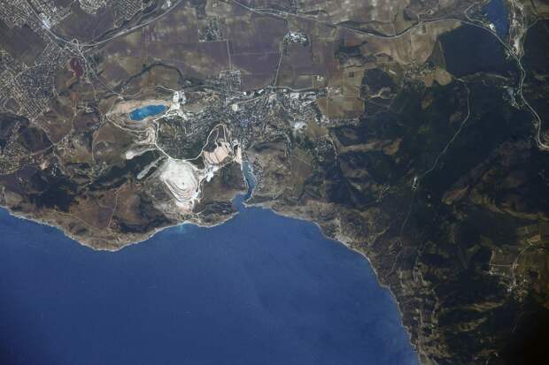 Прямиком из космоса: россиянин поделился фотографиями Крыма, сделанных из МКС