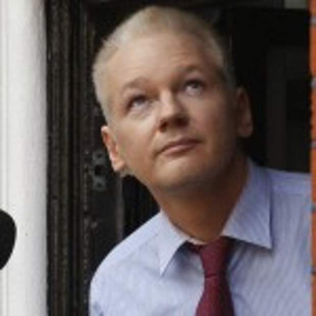 0823-Julian-Assange-at-Ecuador-embassy_full_600