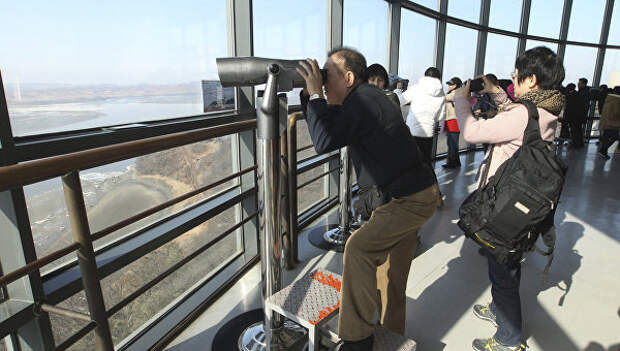 Жители Южной Кореи наблюдают за пуском ракеты Кванмэнсон (Яркая звезда)