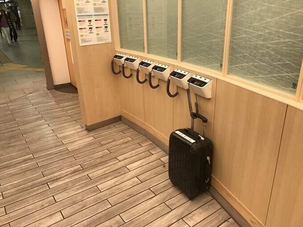 Противоугонная система для багажа, перед туалетом на станции Синдзюку Противоугонная система для багажа, перед туалетом на станции Синдзюку