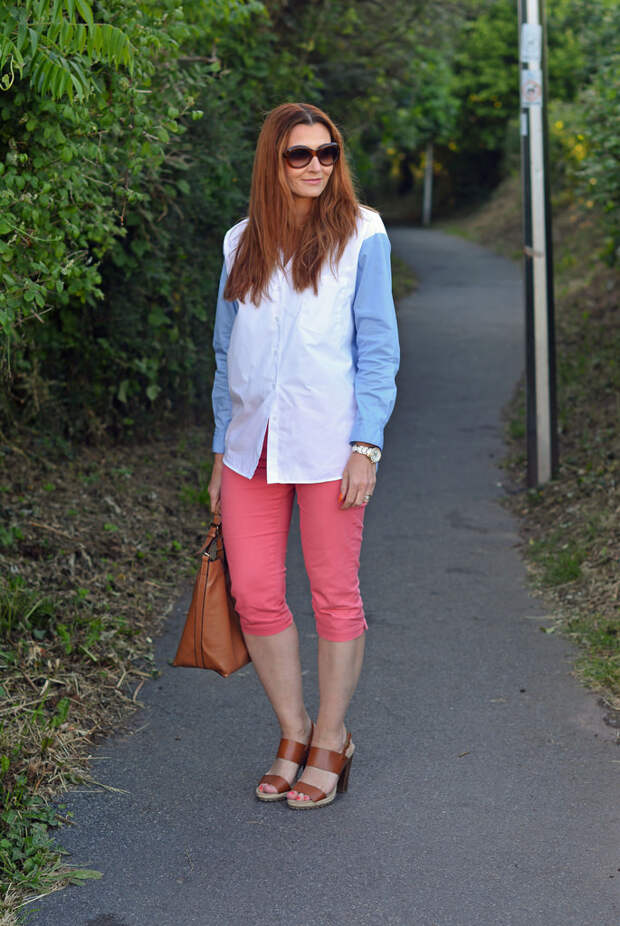 Summer style | Oversized two-tone shirt, cropped Capri pants, tan strappy sandals