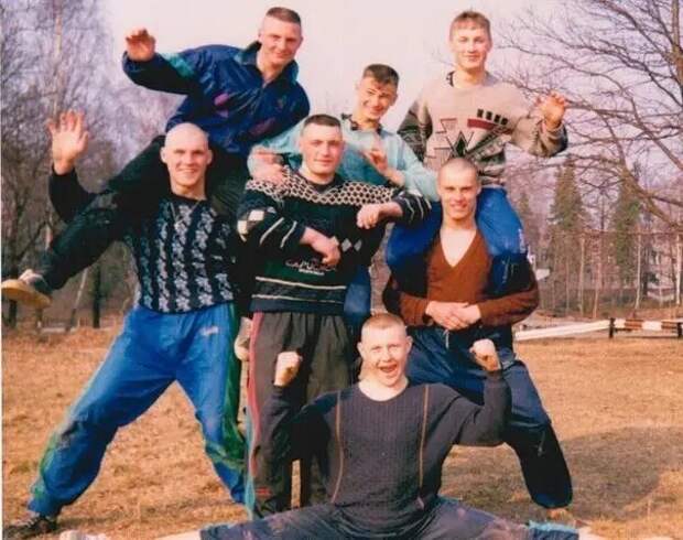Запомнились 90-е смешением разных стилей Запомнились 90-е смешением разных стилей