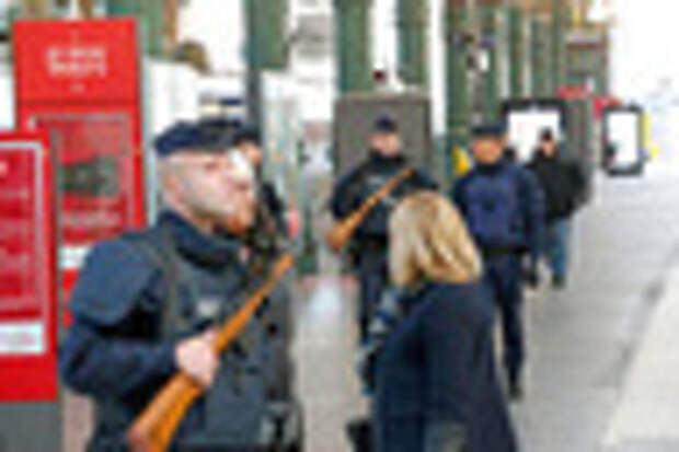 Полицейский патруль в Париже