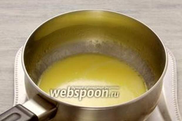 Растапливаем сливочное масло.