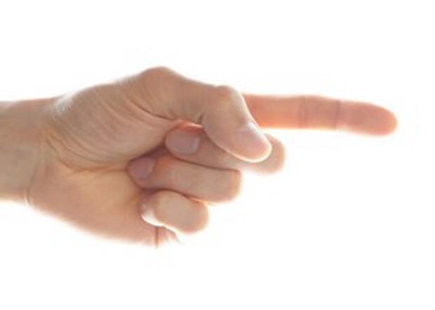 Иммобилизация при переломе пальца руки. Сонник палец сломали. Перелом большого пальца руки гипс. Гипс при переломе фаланги пальца. Забинтованный средний палец.