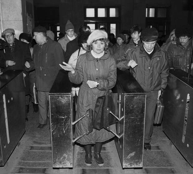 Пассажиры проходят через турникет метро, 1991.