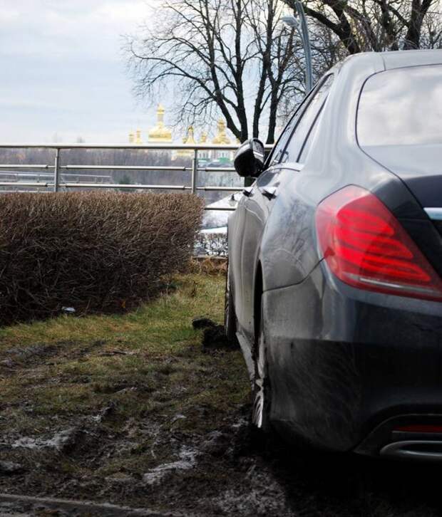 Киевлянка на роскошном Мерседесе припарковалась в грязи на клумбе возле элитного ресторана