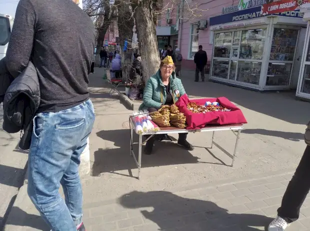 «Вот так и иди». В Барнауле на улицах и в магазинах вместе с символикой к 9 мая появились значки «Za наших»