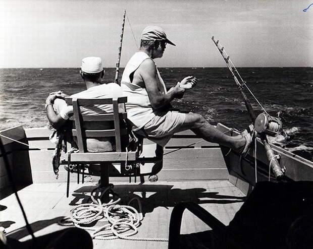 Эрнест Хемингуэй на рыбалке.jpg
