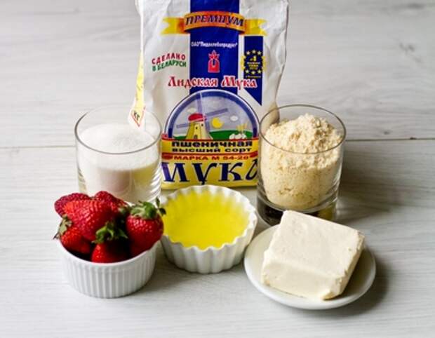Финансье с клубникой