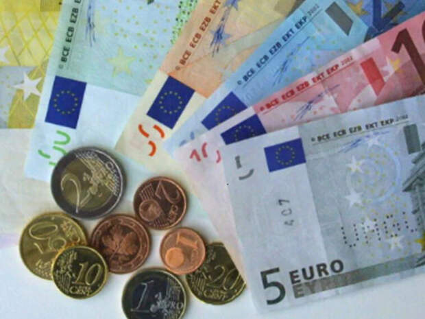 Курс евро рухнул по отношению к рублю до показателей двухлетней давности