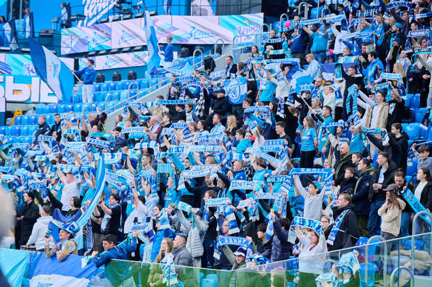 Суд наказал фанатов «Зенита» за бросание бутылок на поле в матче со «Спартаком»