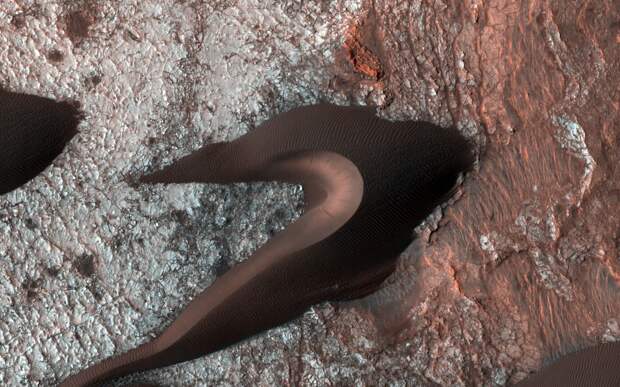 Снимок: Орбитальный аппарат наблюдает разломы на поверхности Марса