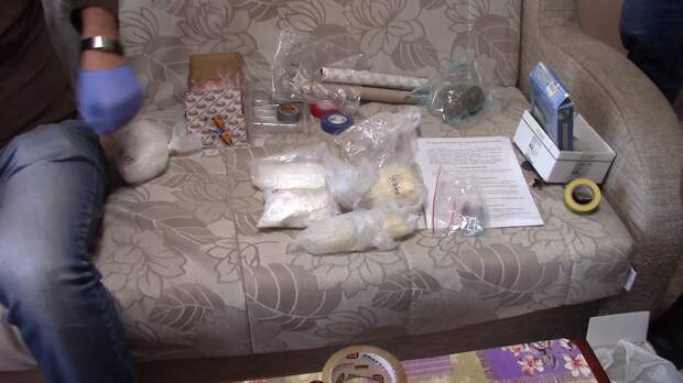 Крымские полицейские изъяли у симферопольца 2 килограмма синтетических наркотиков