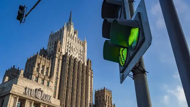 Песков назвал высылку российских дипломатов из Франции закрытием окна для дипотношений