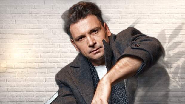 20 лет ждал, пока невеста бросит жениха, а теперь его дети «не скучают» по отцу: Антон Хабаров – как актер сохраняет брак, жертвуя семьей ради 45-летней карьеры